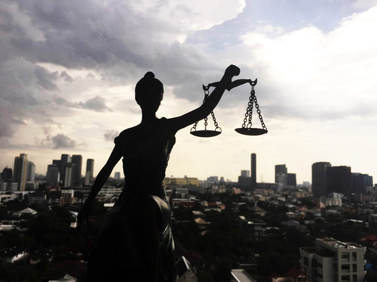 Comment choisir l'avocat spécialisé dans le droit commercial qui vous convient ?