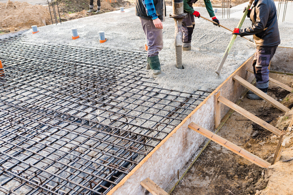 Application d’un film polyane sous une dalle de béton
