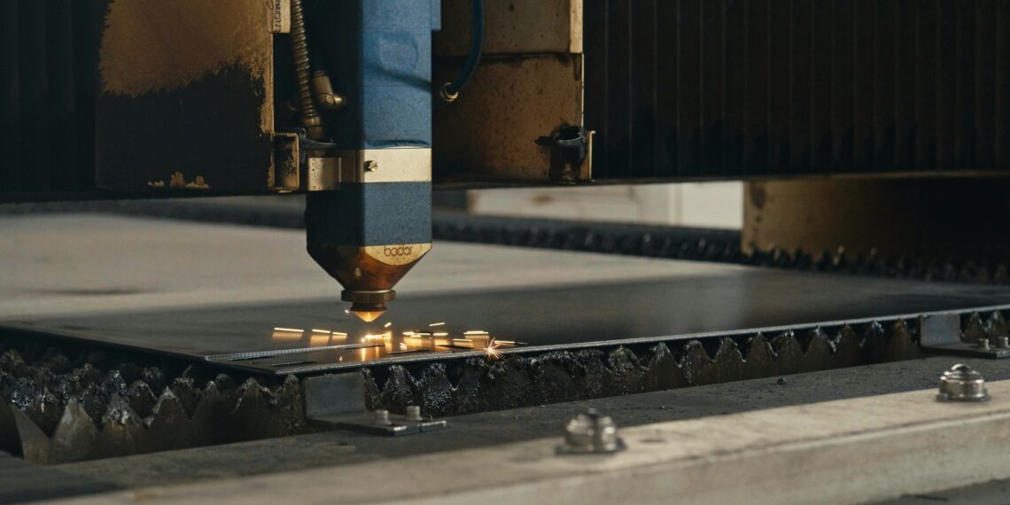 Découpe au jet d&rsquo;eau : précision et polyvalence pour les matériaux les plus exigeants