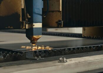 Découpe au jet d&rsquo;eau : précision et polyvalence pour les matériaux les plus exigeants