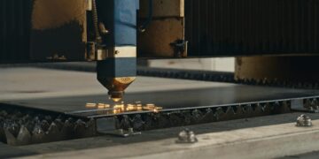 Découpe au jet d&rsquo;eau : précision et polyvalence pour les matériaux les plus exigeants